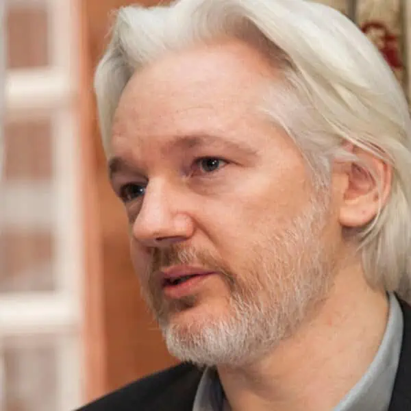 Corruption des médias et guerres – Julian Assange